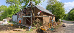 Réalisation d'un enduit extérieur à la terre