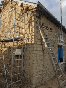 Réparation de l'angle du murs en terre en adobes (briques de terre crue)