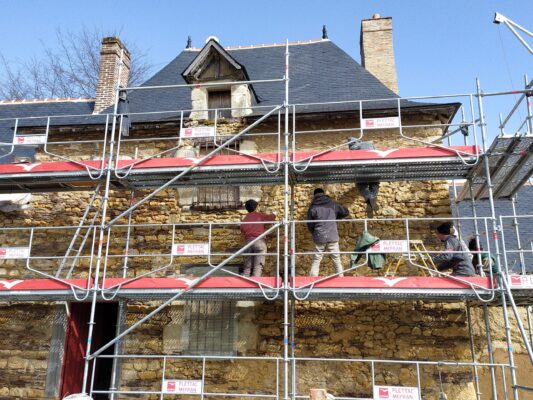 enduit à la chaux en cours d'application sur la façade du manoir-ferme de la Marionnais